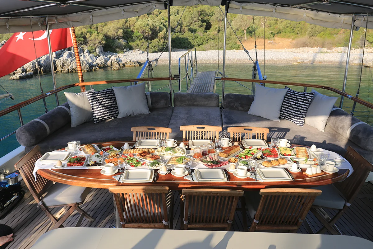 Aft Deck 2 Grand Sailor