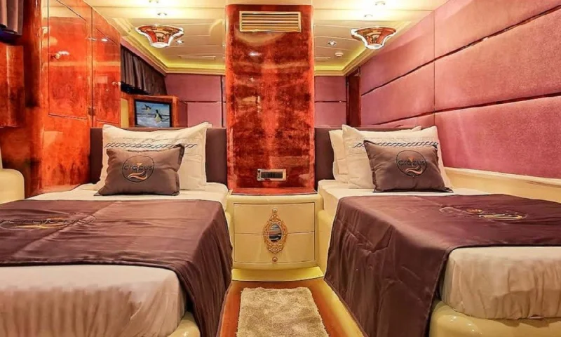 MOTORYACHT CROCUS