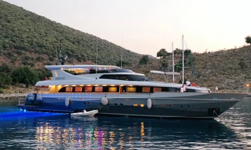 MOTORYACHT CROCUS