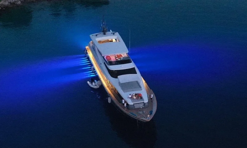 MOTORYACHT CROCUS
