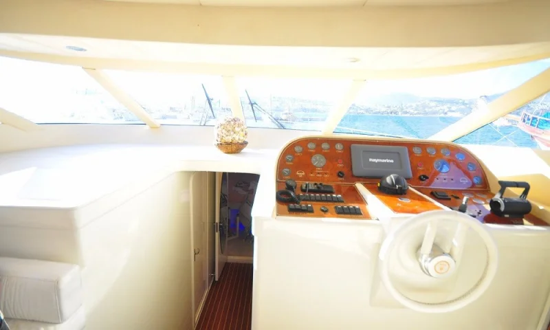 MOTOR YACHT ZEUS