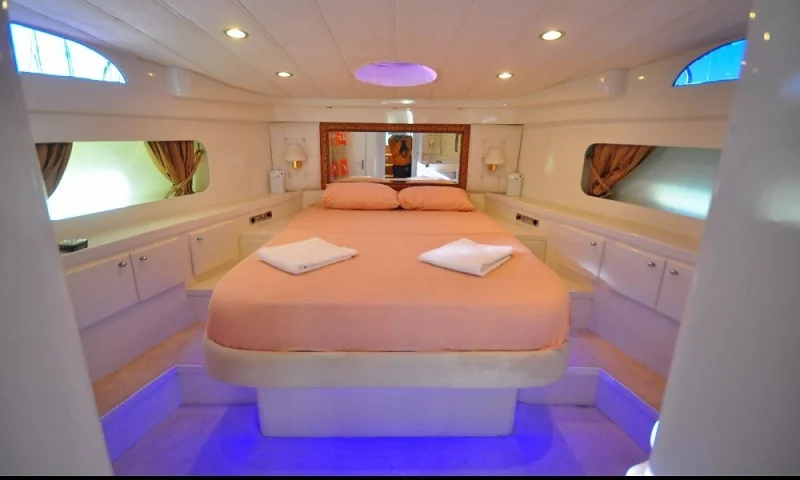 MOTOR YACHT ZEUS