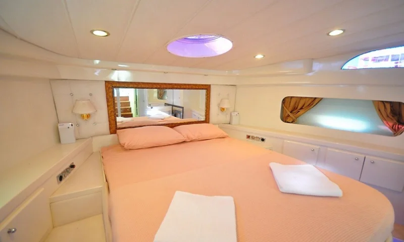 MOTOR YACHT ZEUS
